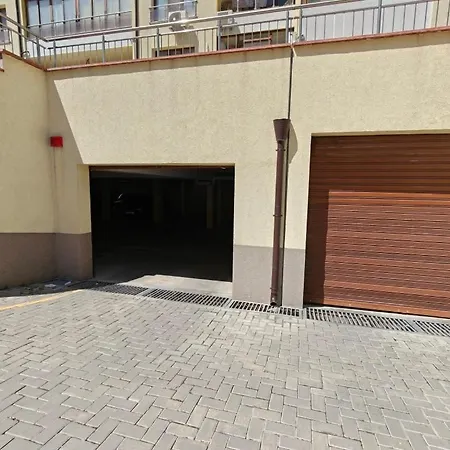 Saharov Fa - Spacious With A Parking Spot Апартаменти